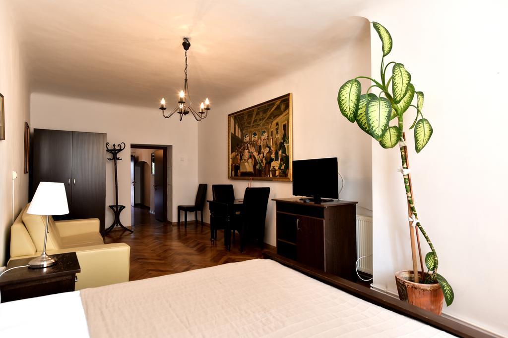 Hotel Da Vinci à Braşov Extérieur photo